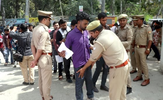 बिजनौर में आरबीडी कॉलेज परीक्षा केंद्र पर एसआई की परीक्षा के लिए लगी परीक्षार्थियों की लाइन। स बिजनौर में आरबीडी कॉलेज परीक्षा केंद्र पर एसआई की परीक्षा के लिए लगी परीक्षार्थियों की लाइन। स