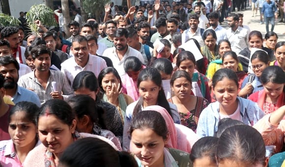 बिजनौर में आरबीडी कॉलेज परीक्षा केंद्र पर एसआई की परीक्षा के लिए लगी परीक्षार्थियों की लाइन। स बिजनौर में आरबीडी कॉलेज परीक्षा केंद्र पर एसआई की परीक्षा के लिए लगी परीक्षार्थियों की लाइन। स