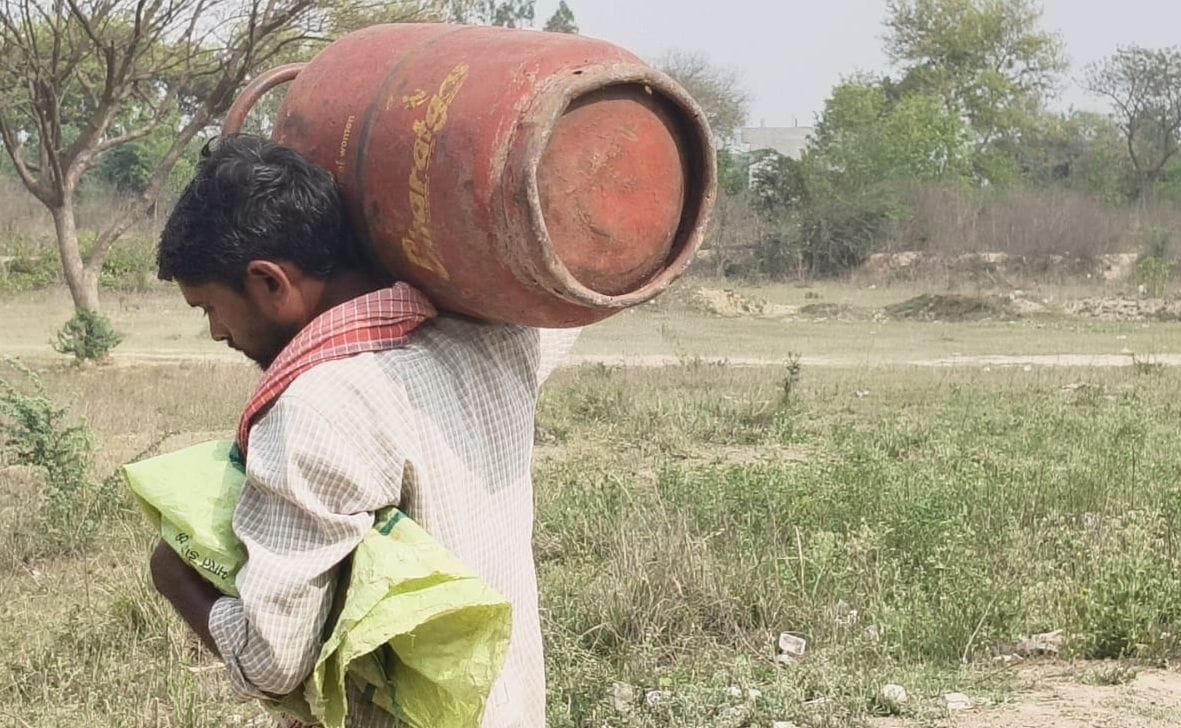 बीकेटी में सिलिंडर भरवाने जाते लोग।