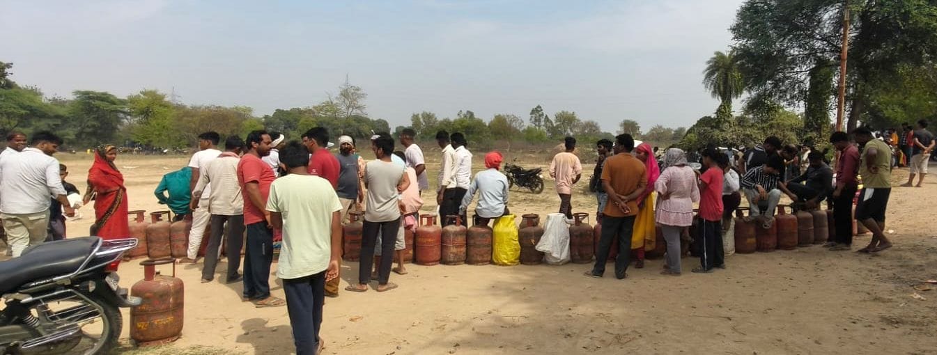 बीकेटी में सिलिंडर भरवाने जाते लोग।