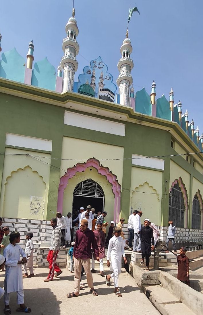 बिल्सी के मुख्य बाजार में रुट मार्च करती पुलिस। संवाद बिल्सी के मुख्य बाजार में रुट मार्च करती पुलिस। संवाद