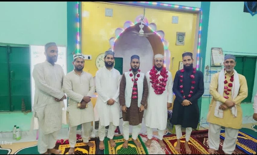 बिल्सी के मुख्य बाजार में रुट मार्च करती पुलिस। संवाद बिल्सी के मुख्य बाजार में रुट मार्च करती पुलिस। संवाद