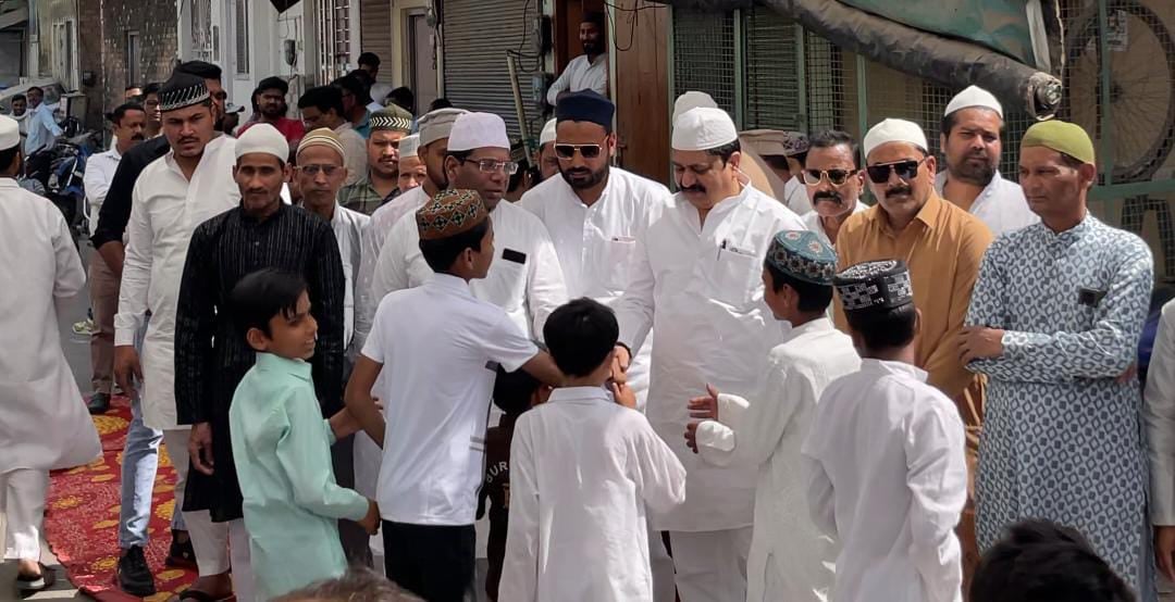 बिल्सी के मुख्य बाजार में रुट मार्च करती पुलिस। संवाद बिल्सी के मुख्य बाजार में रुट मार्च करती पुलिस। संवाद