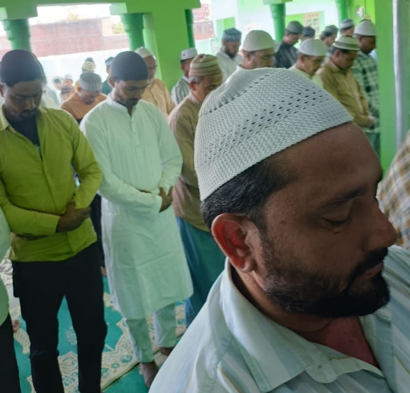 बिल्सी के मुख्य बाजार में रुट मार्च करती पुलिस। संवाद बिल्सी के मुख्य बाजार में रुट मार्च करती पुलिस। संवाद