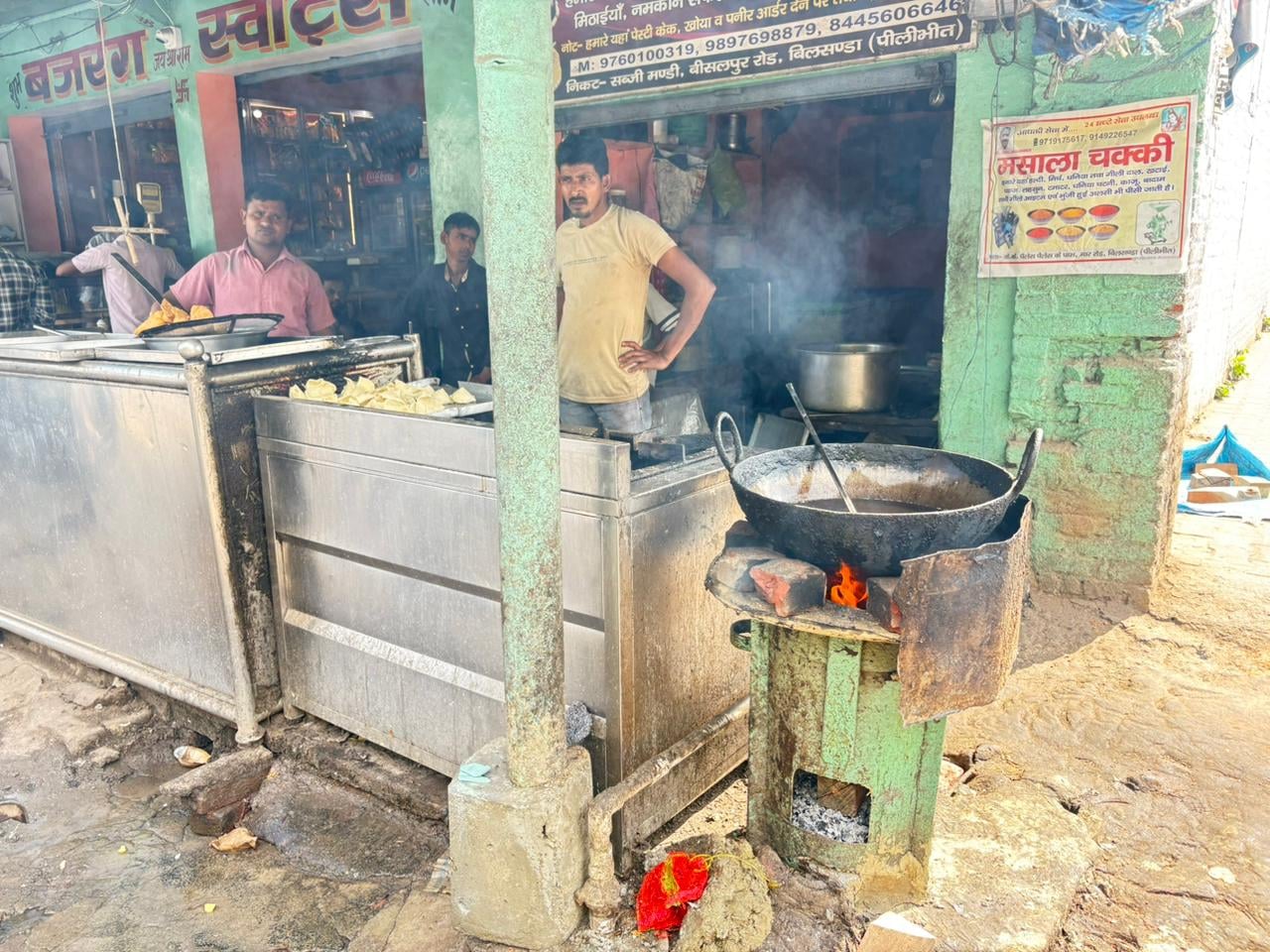 बरखेड़ा की एक दुकान पर कोयला की भट्टी पर बनती चाय फोटो संवाद बरखेड़ा की एक दुकान पर कोयला की भट्टी पर बनती चाय फोटो संवाद