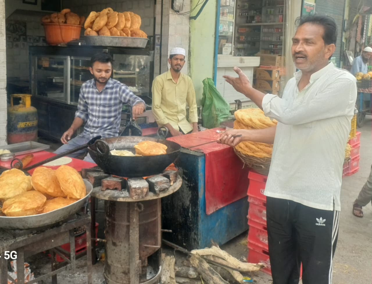 बरखेड़ा की एक दुकान पर कोयला की भट्टी पर बनती चाय फोटो संवाद बरखेड़ा की एक दुकान पर कोयला की भट्टी पर बनती चाय फोटो संवाद