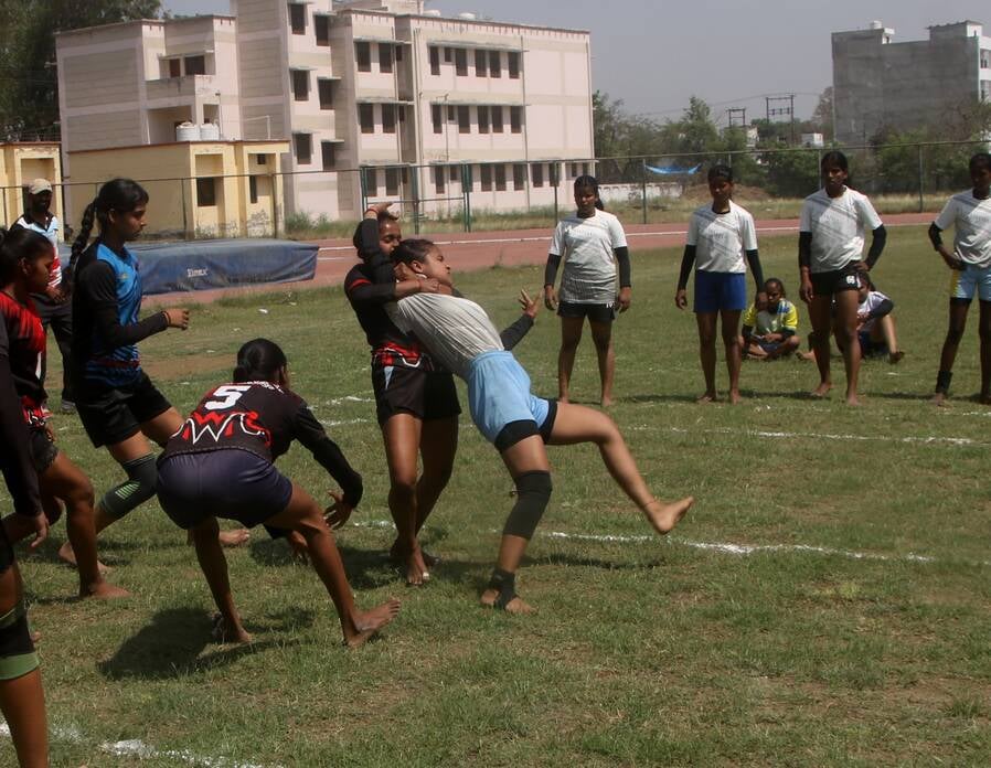 बड़ालाल पुर स्टेडियम में एथलेटिक्समें दौड़ लगाते खिलाड़ी । अमर उजाला बड़ालाल पुर स्टेडियम में एथलेटिक्समें दौड़ लगाते खिलाड़ी । अमर उजाला
