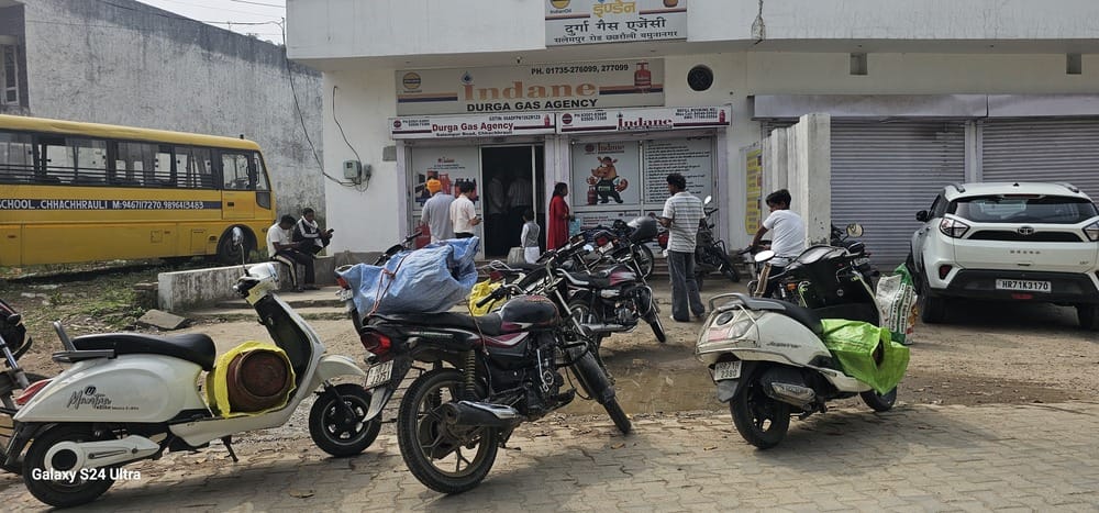 बूड़िया में गैस एजेंसी के बाहर लगी लोगों की भीड़। संवाद बूड़िया में गैस एजेंसी के बाहर लगी लोगों की भीड़। संवाद