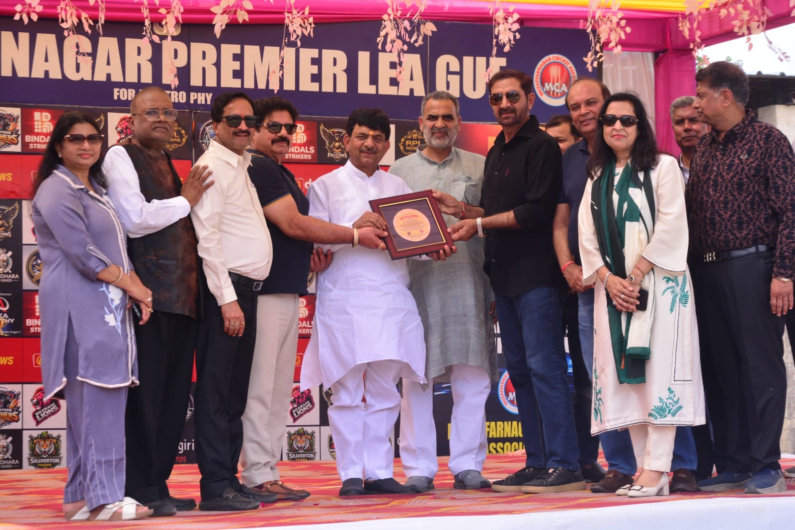 चौधरी चरण सिंह स्पोर्ट्स स्टेडियम में जीत के बाद खुशी मनाती टीम : संवाद