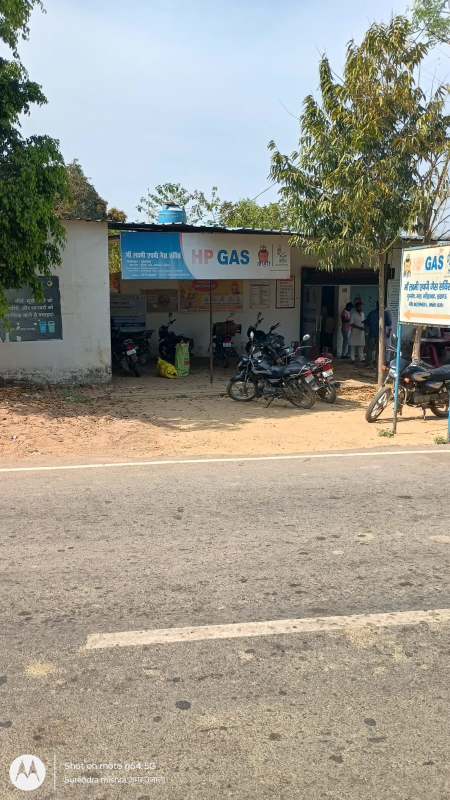 डेयरी की दुकानों पर सन्नाटा।