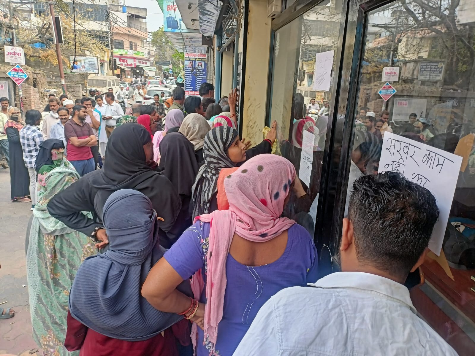 ए टू जेड कॉलोनी में इलेक्ट्रिक केटल का प्रयोग करती महिला स्रोत संवाद ए टू जेड कॉलोनी में इलेक्ट्रिक केटल का प्रयोग करती महिला स्रोत संवाद