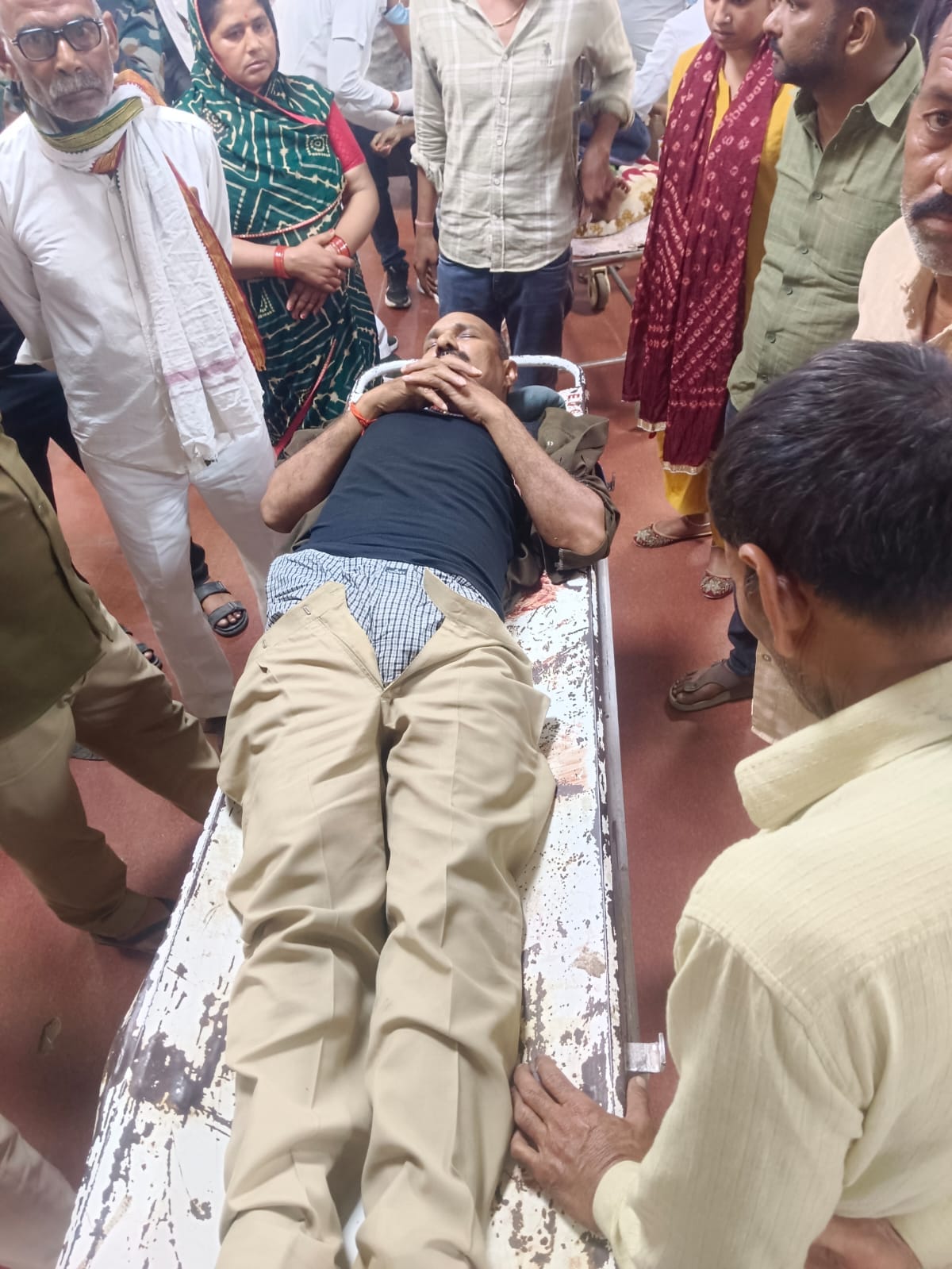फोटो -04: एसओजी टीम की क्षतिग्रस्त सरकारी गाड़ी का अगला हिस्सा। संवाद फोटो -04: एसओजी टीम की क्षतिग्रस्त सरकारी गाड़ी का अगला हिस्सा। संवाद