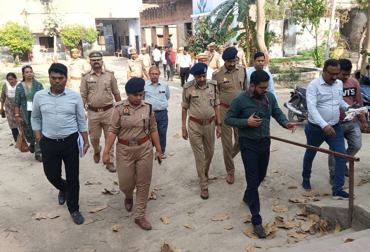 फोटो-10- परीक्षा ड्यूटी में लगे पुलिस कर्मियों को निर्देश देते एसपी जयप्रकाश सिंह। स्रोत: पुलिस फोटो-10- परीक्षा ड्यूटी में लगे पुलिस कर्मियों को निर्देश देते एसपी जयप्रकाश सिंह। स्रोत: पुलिस