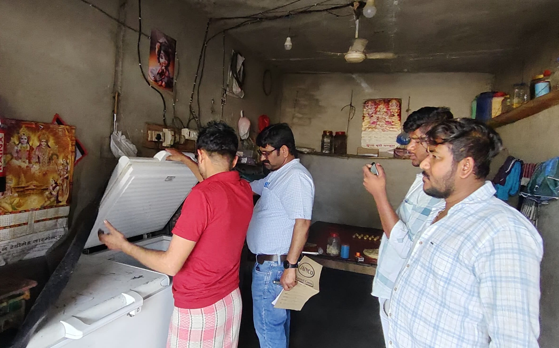 फोटो-13- दुकान में रखा फफूंदी लगा खोया। संवाद