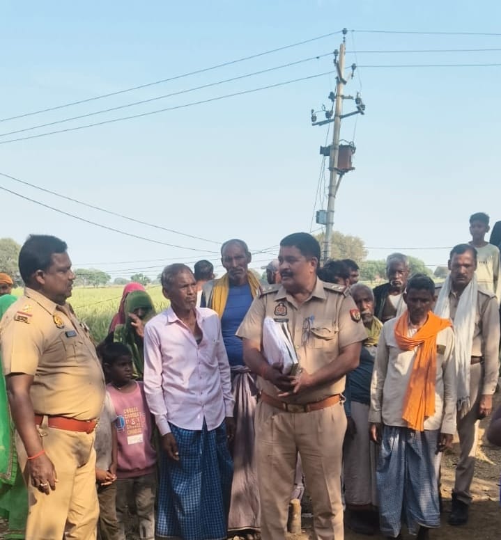 फोटो 14 सीकेटीपी 20 करंट लगने से झुलसे सुनील को संभालती महिलाएं। संवाद फोटो 14 सीकेटीपी 20 करंट लगने से झुलसे सुनील को संभालती महिलाएं। संवाद