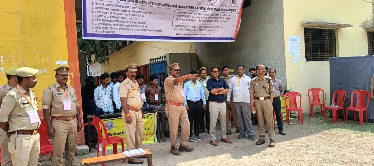 फोटो 14सीकेटीपी 28 परीक्षा देकर बाहर निकलते परीक्षार्थी। संवाद फोटो 14सीकेटीपी 28 परीक्षा देकर बाहर निकलते परीक्षार्थी। संवाद