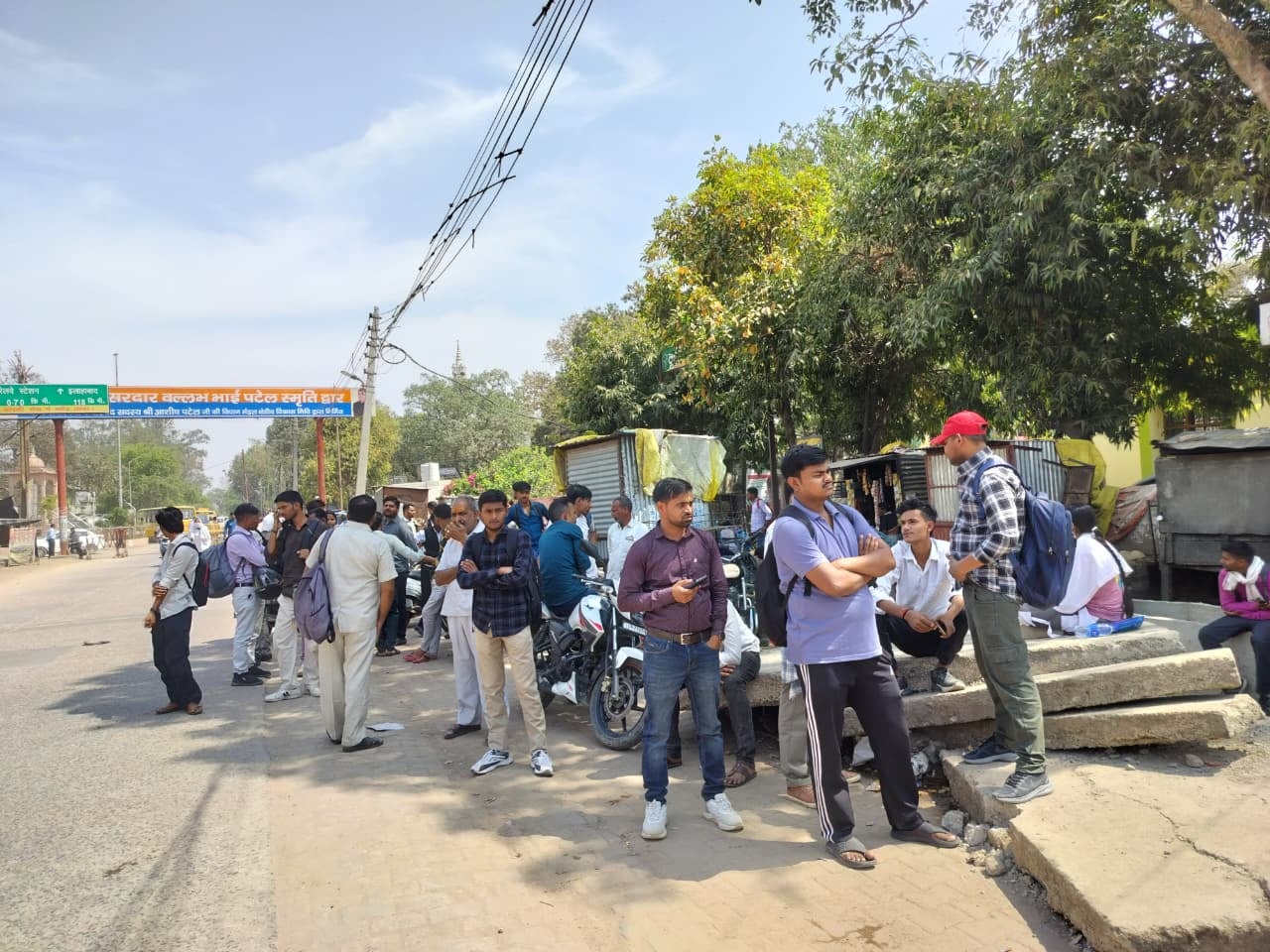 फोटो 14सीकेटीपी 28 परीक्षा देकर बाहर निकलते परीक्षार्थी। संवाद फोटो 14सीकेटीपी 28 परीक्षा देकर बाहर निकलते परीक्षार्थी। संवाद