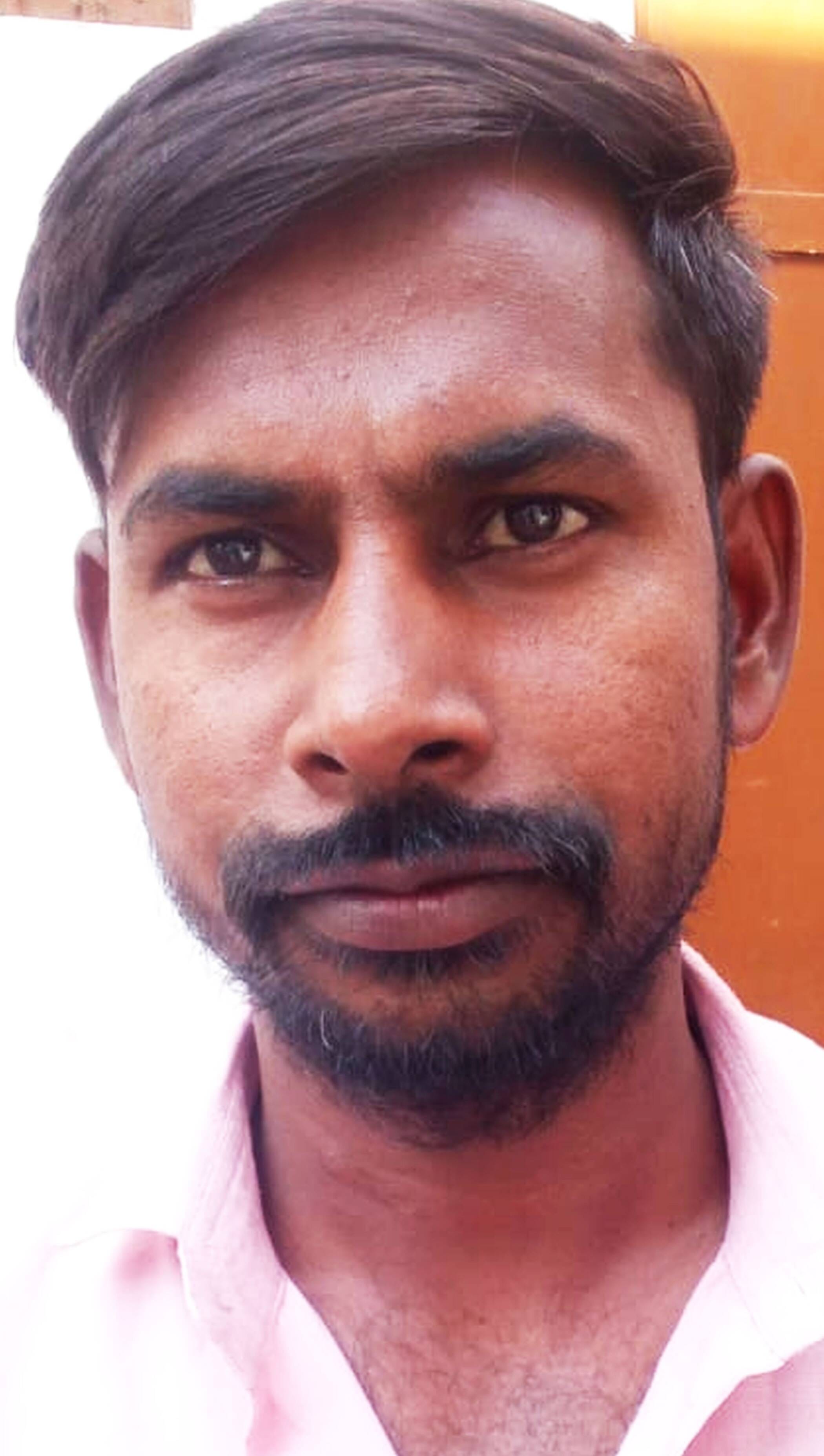 फोटो-23-इंडेन गैस एजेंसी शादीपुर में लगी गैस उपभोक्ताओं की भीड़। संवाद