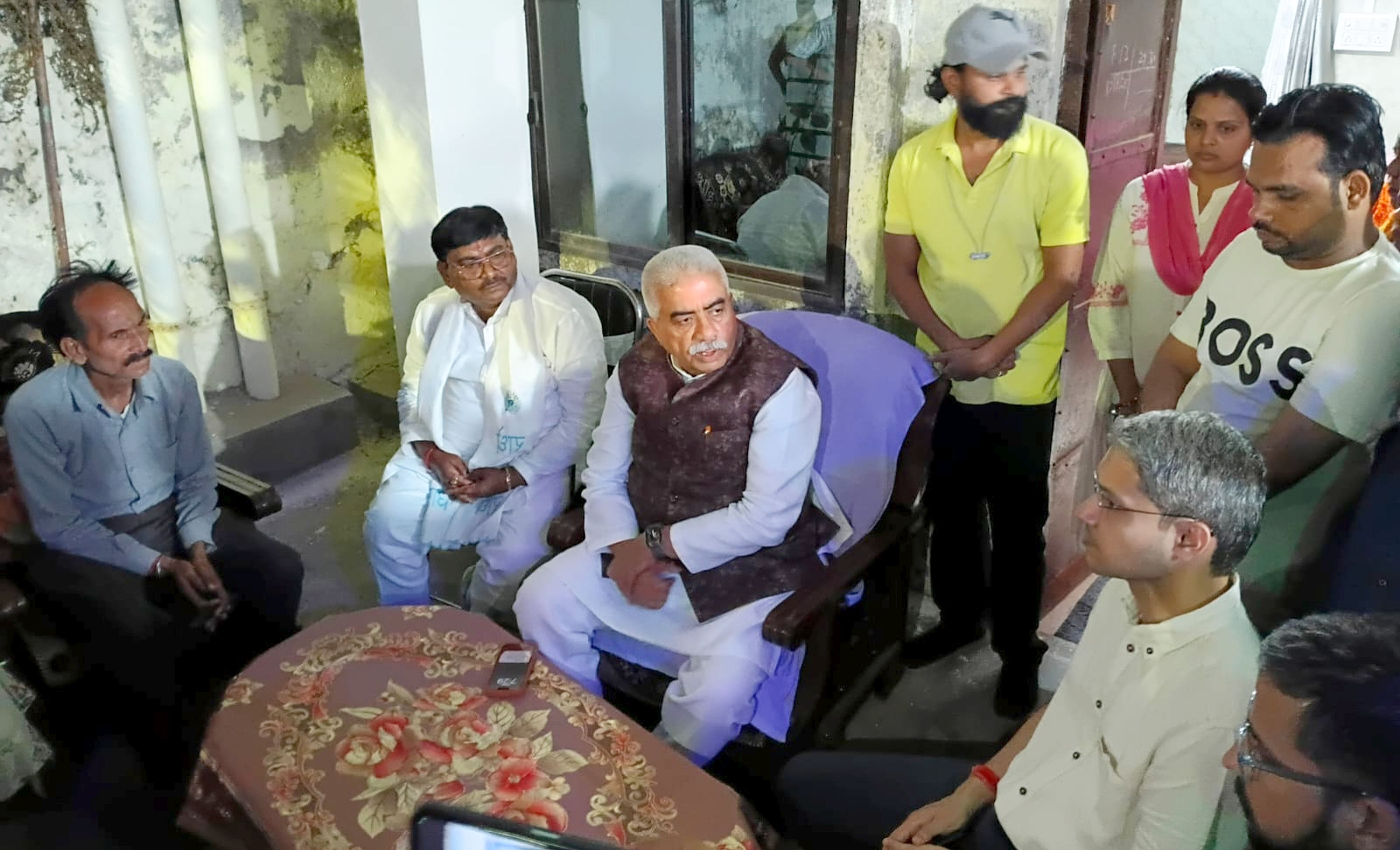 फोटो-27-अमर के पिता से बातचीत करते कैबिनेट मंत्री राकेश सचान व मौजूद डीएम। संवाद फोटो-27-अमर के पिता से बातचीत करते कैबिनेट मंत्री राकेश सचान व मौजूद डीएम। संवाद