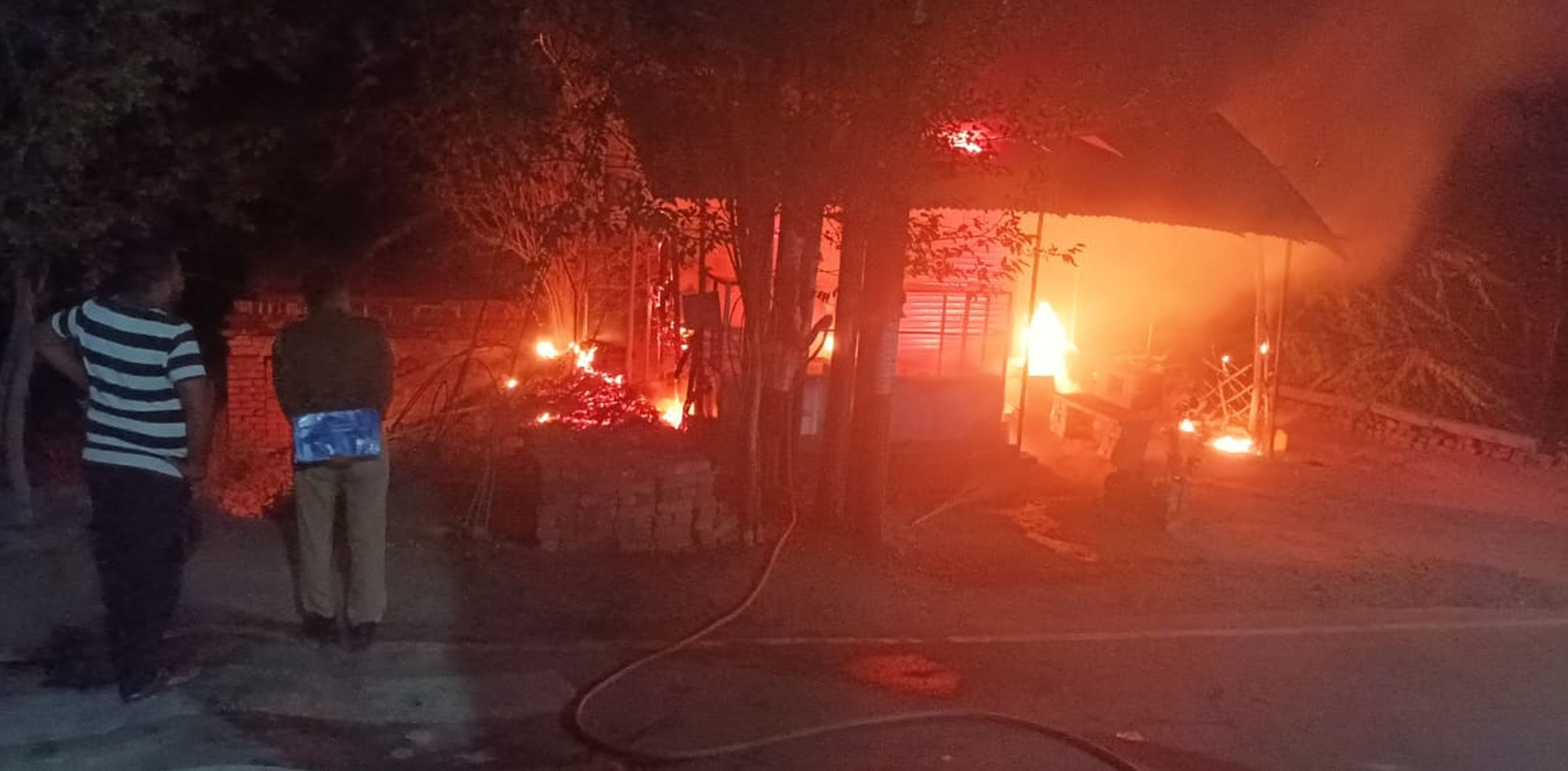 फोटो-54-दुकान में लगी आग। संवाद