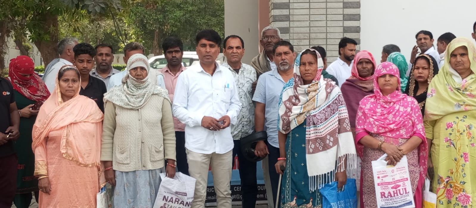 फोटो : सोनीपत के जिला न्यायिक परिसर में लोक अदालत के दौरान अपनी देखरेख में केस का निपटान कराते फोटो : सोनीपत के जिला न्यायिक परिसर में लोक अदालत के दौरान अपनी देखरेख में केस का निपटान कराते