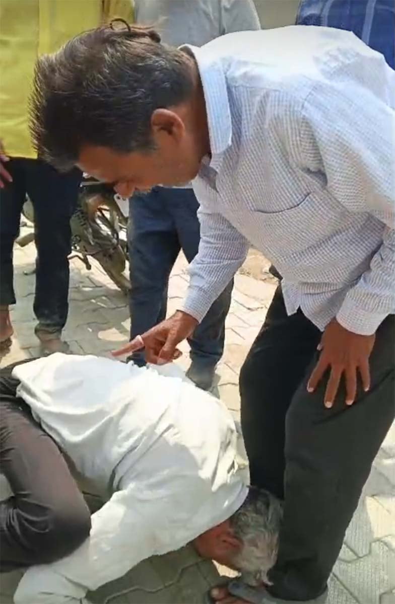 गांव नाहिल में बुजुर्ग को बनाया मुर्गा। स्रोत : वीडियो ग्रैब