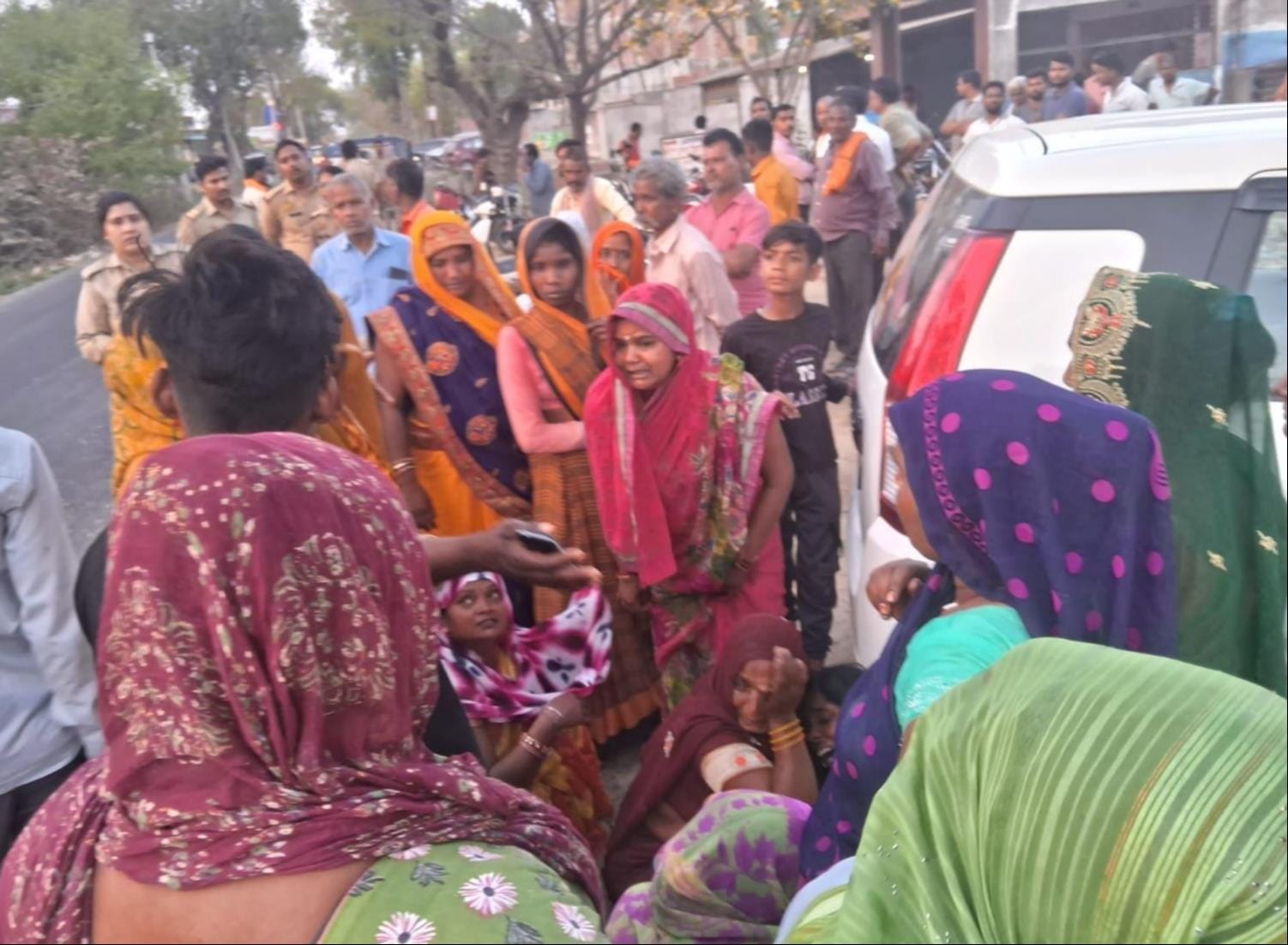 हादसे में जान गंवाने वाले अर्जुन। विलाप करते हुए परिजन। हादसे में जान गंवाने वाले अर्जुन। विलाप करते हुए परिजन।