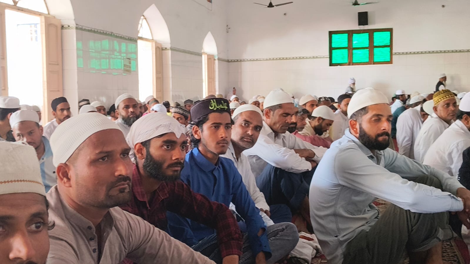 ईदगाह में नमाज अदा करते रोजेदार। संवाद