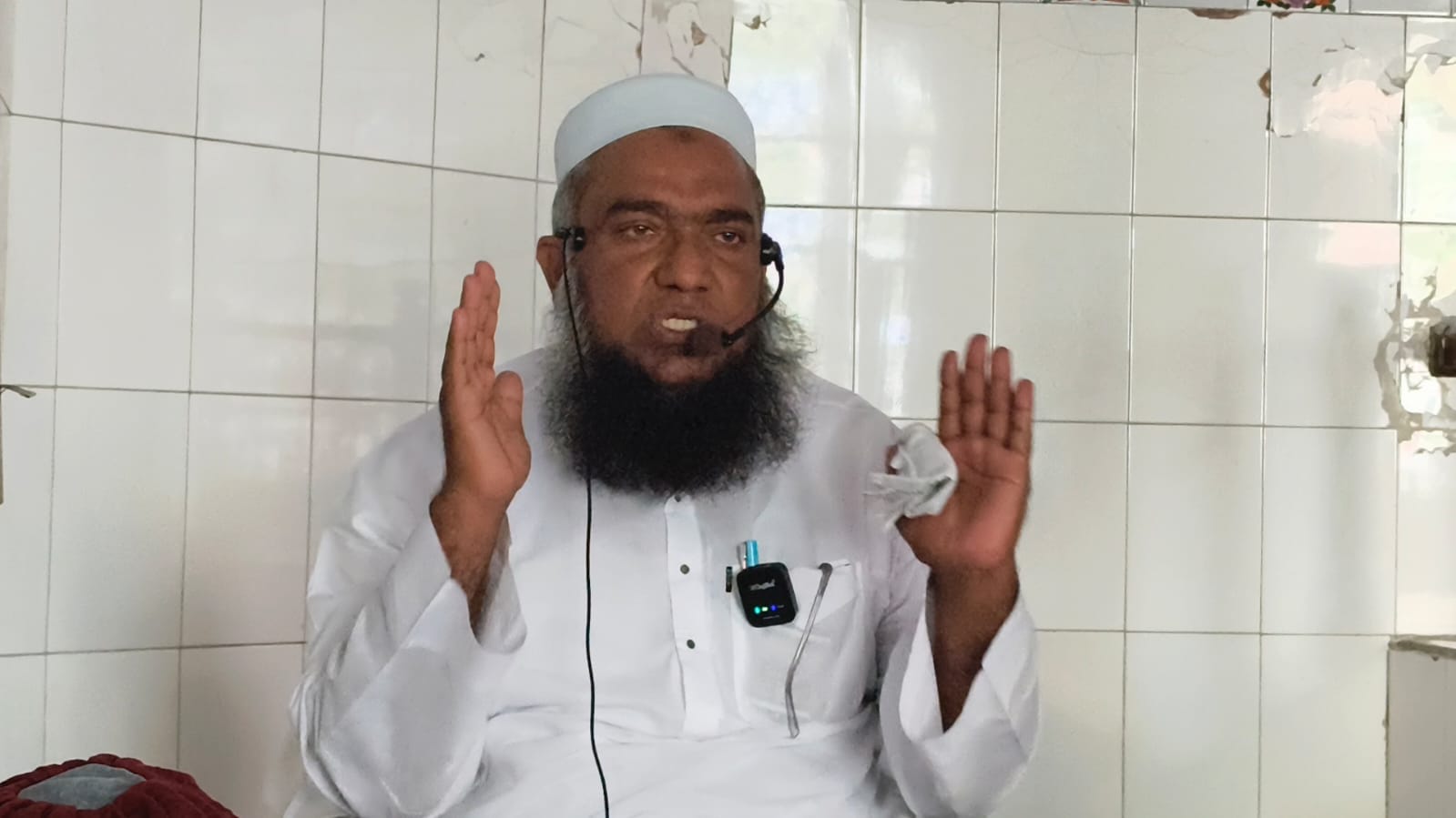 ईदगाह में नमाज अदा करते रोजेदार। संवाद