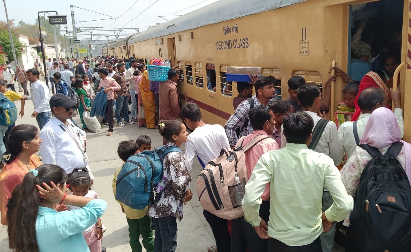 इस्लामियां इंटर कॉलेज केंद्र पर लगी पुलिस परीक्षा के अभ्यर्थीयों की लाइन। संवाद इस्लामियां इंटर कॉलेज केंद्र पर लगी पुलिस परीक्षा के अभ्यर्थीयों की लाइन। संवाद