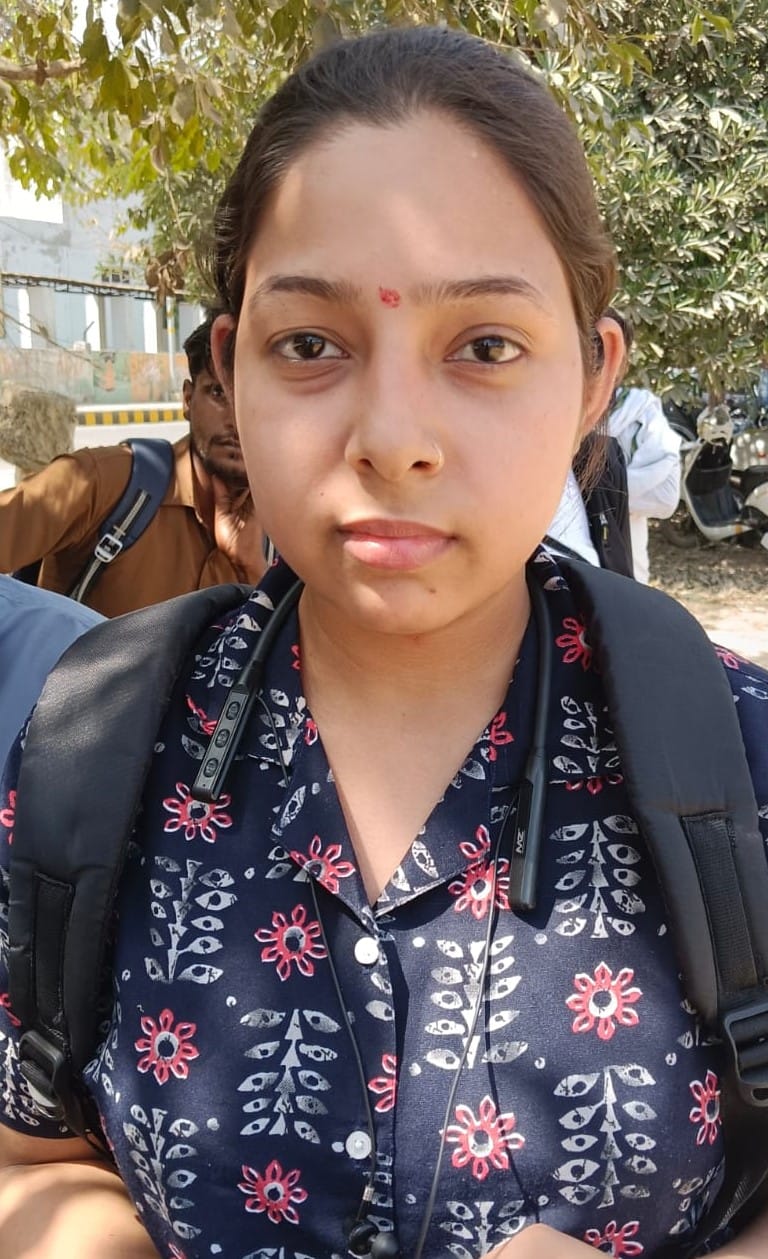 इस्लामियां इंटर कॉलेज केंद्र पर लगी पुलिस परीक्षा के अभ्यर्थीयों की लाइन। संवाद इस्लामियां इंटर कॉलेज केंद्र पर लगी पुलिस परीक्षा के अभ्यर्थीयों की लाइन। संवाद