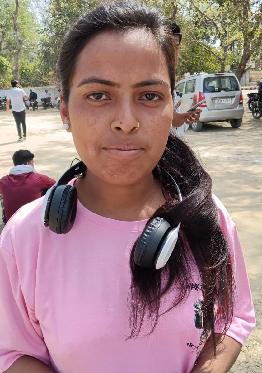इस्लामियां इंटर कॉलेज केंद्र पर लगी पुलिस परीक्षा के अभ्यर्थीयों की लाइन। संवाद इस्लामियां इंटर कॉलेज केंद्र पर लगी पुलिस परीक्षा के अभ्यर्थीयों की लाइन। संवाद
