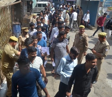 इस्लामियां इंटर कॉलेज केंद्र पर लगी पुलिस परीक्षा के अभ्यर्थीयों की लाइन। संवाद इस्लामियां इंटर कॉलेज केंद्र पर लगी पुलिस परीक्षा के अभ्यर्थीयों की लाइन। संवाद
