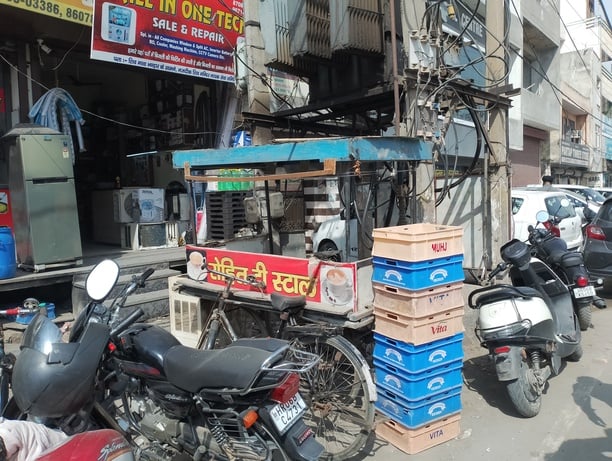 इंतजार बबैल रोड स्थित सलूजा गैस एजेंसी के बाहर सिलिंडर मिलने का इंतजार करती महिला। संवाद इंतजार बबैल रोड स्थित सलूजा गैस एजेंसी के बाहर सिलिंडर मिलने का इंतजार करती महिला। संवाद