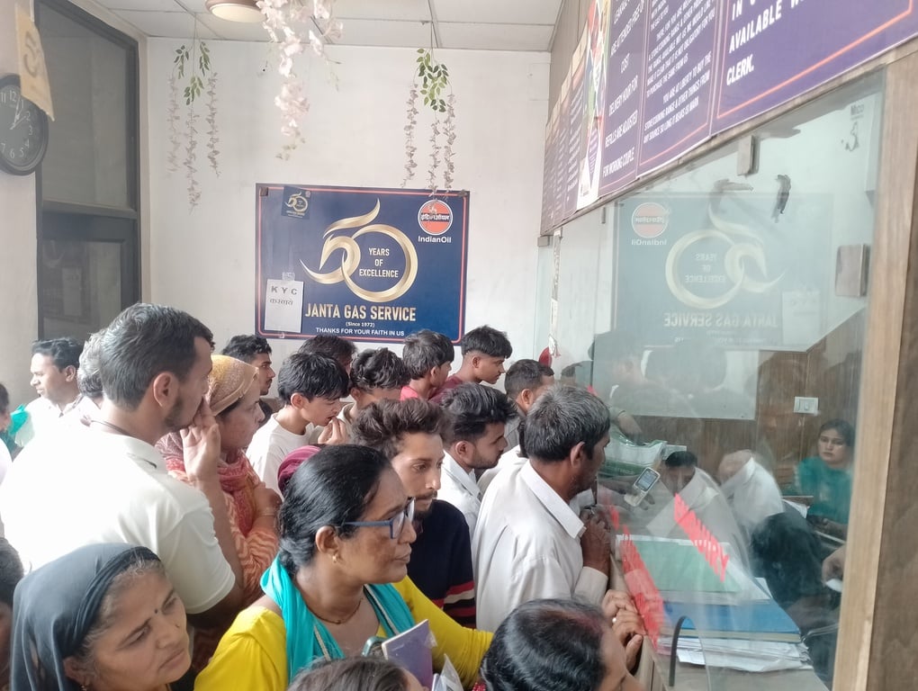इंतजार बबैल रोड स्थित सलूजा गैस एजेंसी के बाहर सिलिंडर मिलने का इंतजार करती महिला। संवाद इंतजार बबैल रोड स्थित सलूजा गैस एजेंसी के बाहर सिलिंडर मिलने का इंतजार करती महिला। संवाद
