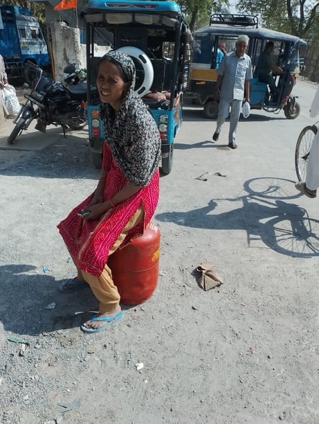 इंतजार बबैल रोड स्थित सलूजा गैस एजेंसी के बाहर सिलिंडर मिलने का इंतजार करती महिला। संवाद इंतजार बबैल रोड स्थित सलूजा गैस एजेंसी के बाहर सिलिंडर मिलने का इंतजार करती महिला। संवाद