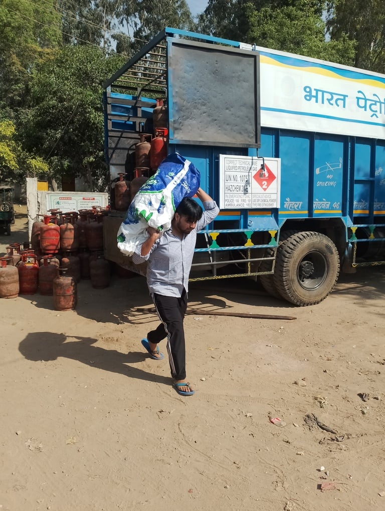 इंतजार बबैल रोड स्थित सलूजा गैस एजेंसी के बाहर सिलिंडर मिलने का इंतजार करती महिला। संवाद इंतजार बबैल रोड स्थित सलूजा गैस एजेंसी के बाहर सिलिंडर मिलने का इंतजार करती महिला। संवाद