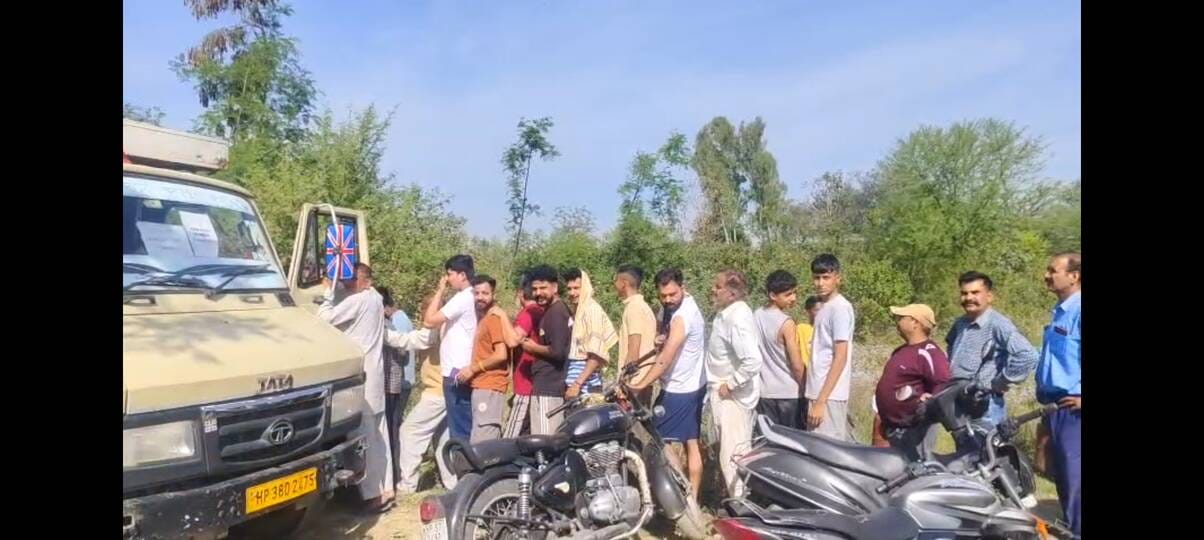 इंदौरा में घरेलू गैस सिलिंडर लेने को लगी लोगों की लाईन। स्रोत : सोशल मीडिया