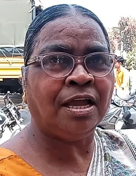 जजी कचहरी के पास भट्ठी पर आलू तलता दुकानदार। संवाद जजी कचहरी के पास भट्ठी पर आलू तलता दुकानदार। संवाद