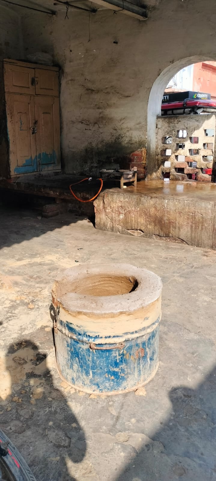 जजी कचहरी के पास भट्ठी पर आलू तलता दुकानदार। संवाद जजी कचहरी के पास भट्ठी पर आलू तलता दुकानदार। संवाद