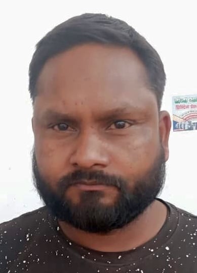 जजी कचहरी के पास भट्ठी पर आलू तलता दुकानदार। संवाद जजी कचहरी के पास भट्ठी पर आलू तलता दुकानदार। संवाद
