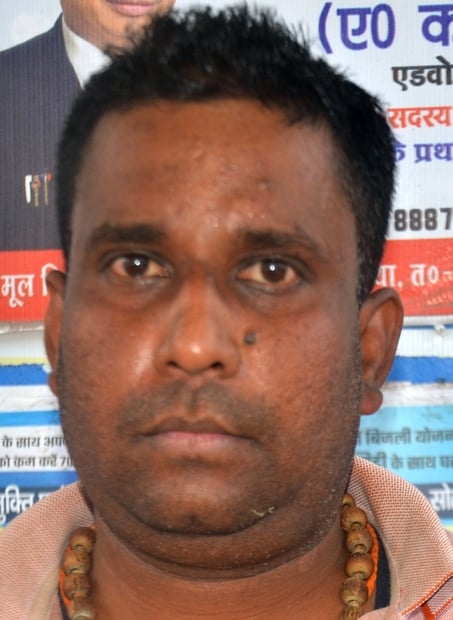 जजी कचहरी के पास भट्ठी पर आलू तलता दुकानदार। संवाद जजी कचहरी के पास भट्ठी पर आलू तलता दुकानदार। संवाद