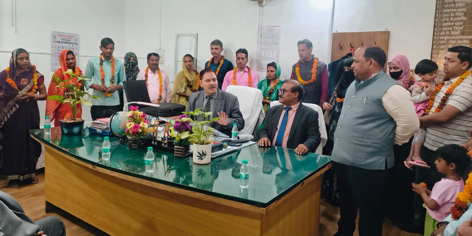 जजी कचहरी परिसर में आयोजित लोक अदालत में अपनी समस्या का निस्तारण कराने आए दिव्यांग अनुज सक्सेना
