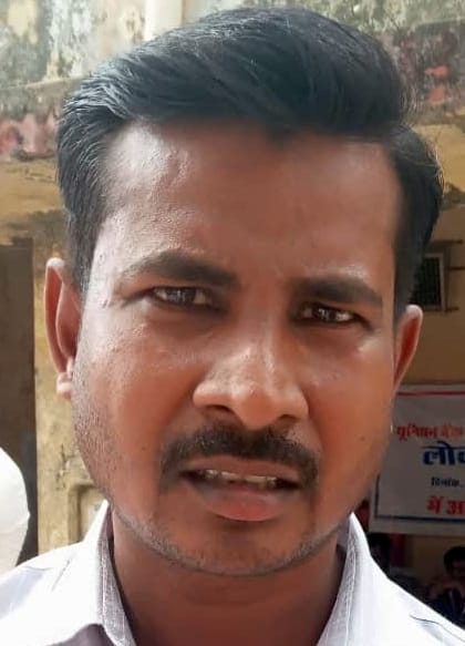 जजी कचहरी परिसर में आयोजित लोक अदालत में अपनी समस्या का निस्तारण कराने आए दिव्यांग अनुज सक्सेना