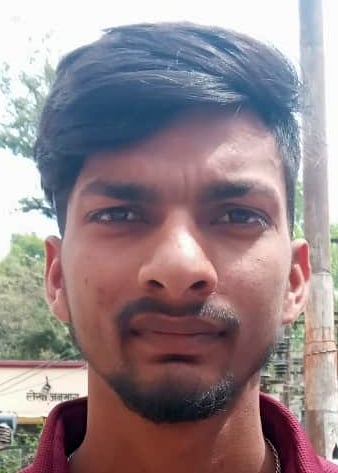 जजी कचहरी परिसर में आयोजित लोक अदालत में अपनी समस्या का निस्तारण कराने आए दिव्यांग अनुज सक्सेना