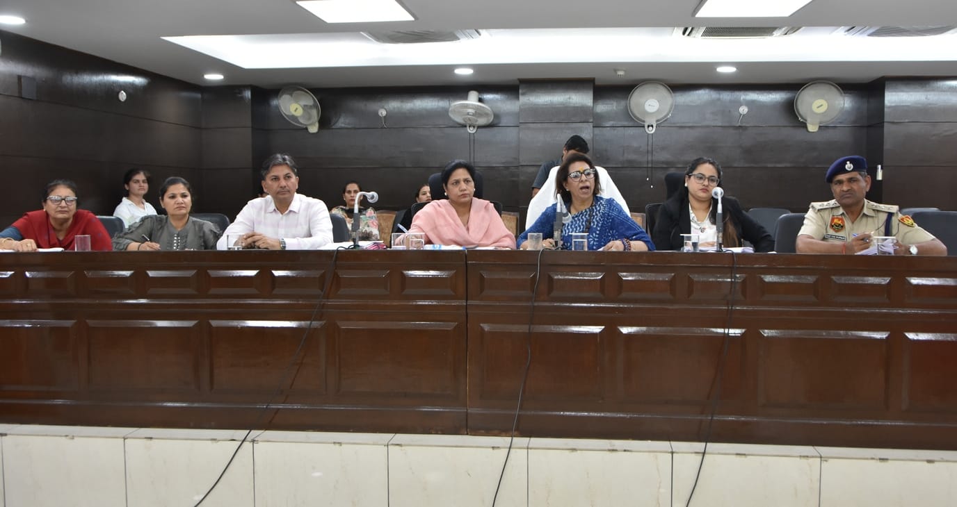 जिला सचिवालय स्थित सभागार में जनसुवाई करतीं हरियाणा महिला आयोग की चेयरपर्सन रेणू भाटिया। विभा जिला सचिवालय स्थित सभागार में जनसुवाई करतीं हरियाणा महिला आयोग की चेयरपर्सन रेणू भाटिया। विभा