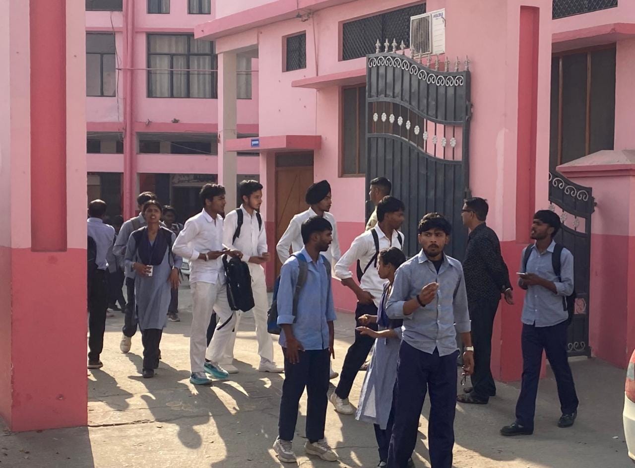 कुरुक्षेत्र। परीक्षा देकर केंद्र से बाहर आते हुए छात्र । संवाद कुरुक्षेत्र। परीक्षा देकर केंद्र से बाहर आते हुए छात्र । संवाद