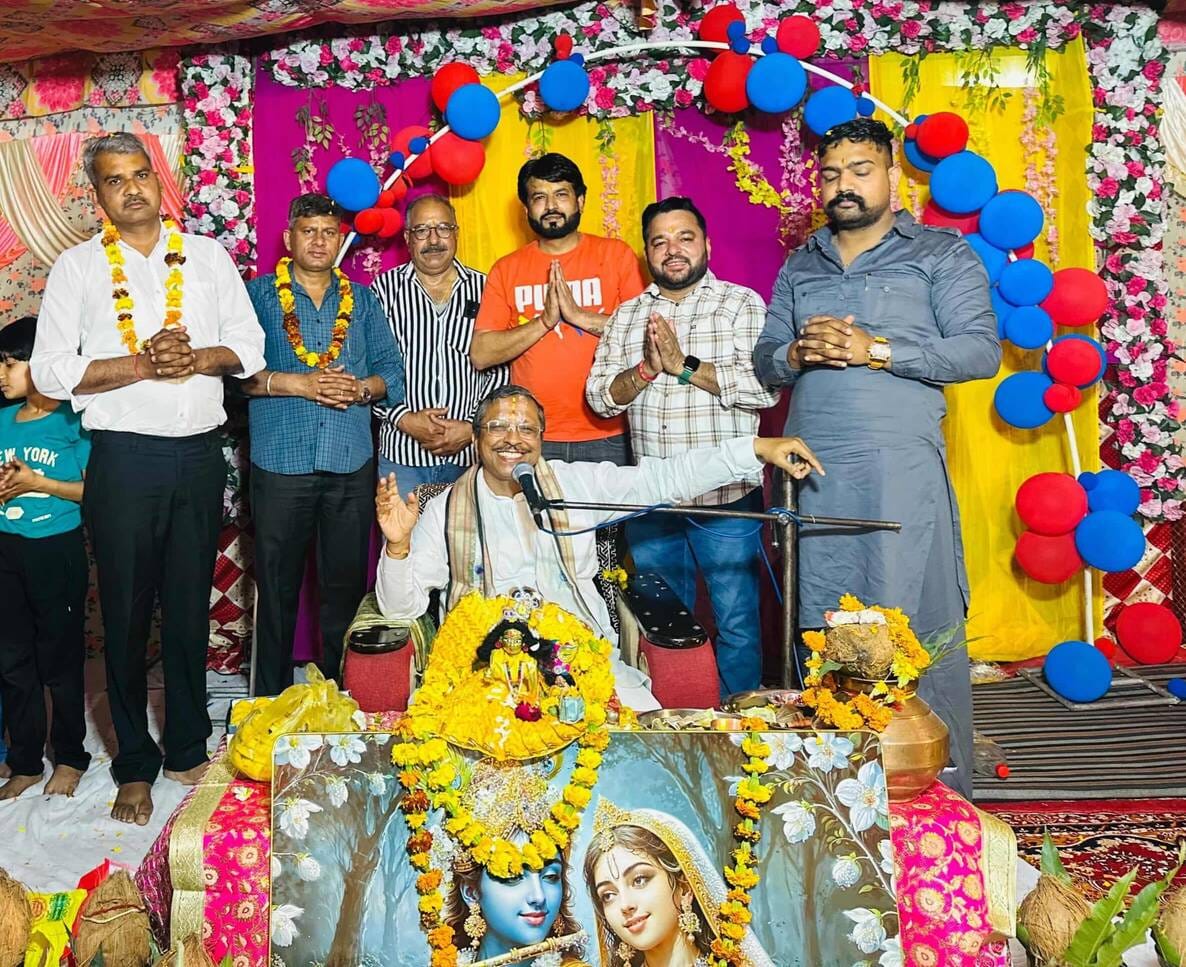 कुरुक्षेत्र।कथा के दौरान श्रद्धालु के साथ कथावाचक अनिल शास्त्री। स्वयंं कुरुक्षेत्र।कथा के दौरान श्रद्धालु के साथ कथावाचक अनिल शास्त्री। स्वयंं