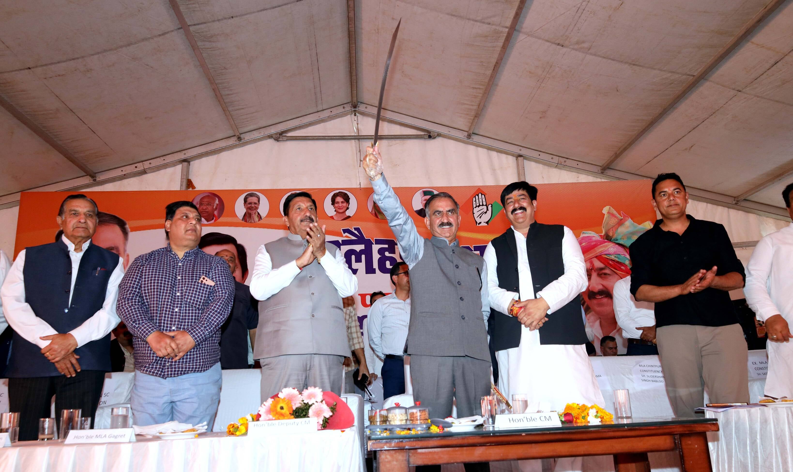 कुटलैहड़ के बंगाणा में आयोजित जनसभा के दौरान हिमाचल प्रदेश के मुख्यमंत्री सुखबिंदर सिंह सुक्खू 