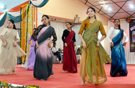 मंडी कॉलेज में सीएससीए के सांस्कृतिक कार्यक्रम में प्रस्तुति देते विद्यार्थी। संवाद